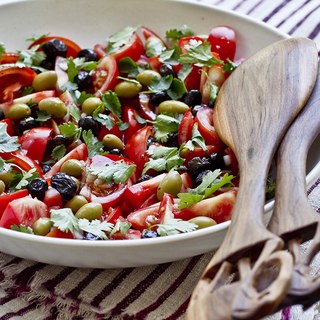 Помидорный салат с оливками и кориандром KljJeCQbIE4